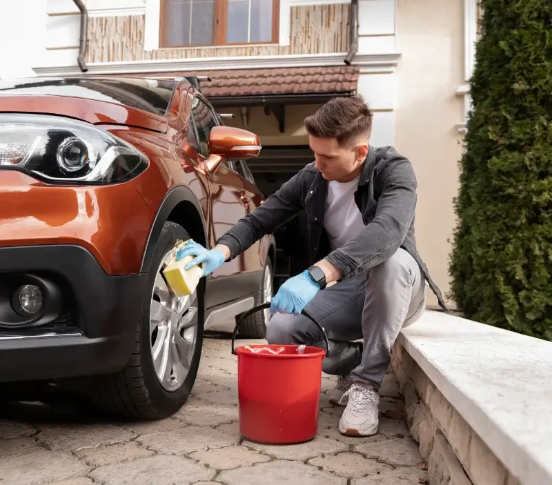 Lavage auto à domicile Éveux : professionnel intervenant sur un véhicule